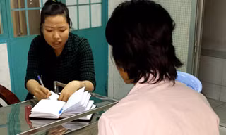 PV đang tiếp xúc một học viên tại Trung tâm điều dưỡng và cai nghiện ma túy Thanh Đa (Q.Bình Thạnh, TP.HCM) - Ảnh: Đàm Huy
