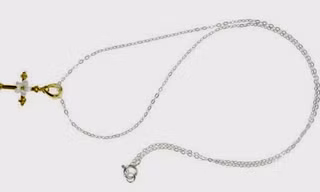  Dây chuyền thánh giá rơi vào họng, bé gái đi cấp cứu