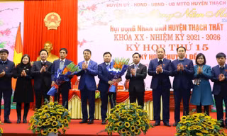 Lãnh đạo huyện Thạch Thất chúc mừng ông Phùng Khắc Sơn (thứ 6 từ phải sang) được bầu giữ chức Phó Chủ tịch UBND huyện Thạch Thất nhiệm kỳ 2021-2026. 