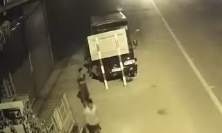 Hai thiếu niên bỏ chạy khi ôtô tải gây tai nạn tại huyện Long Thành. Ảnh: Cắt từ video
