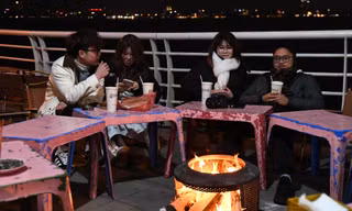 Người Hà Nội đốt lửa, che chắn gió trong đêm lạnh 12 độ C