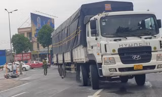 Xe máy va chạm ô tô tải, bé trai 9 tuổi tử vong