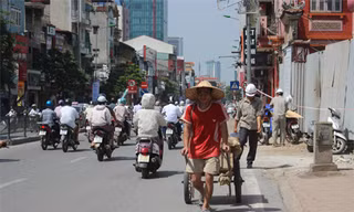 Người lao động làm việc dưới cái nắng gay gắt...