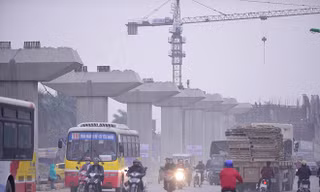 Khu vực này là nơi thi công điểm cuối tuyến đường sắt trên cao Cát Linh - Hà Đông và công trình cải tạo quốc lộ 6A. Mỗi ngày có hàng nghìn phương tiện chạy qua khiến đoạn đường dài hơn 500 m thường xuyên bụi bặm
