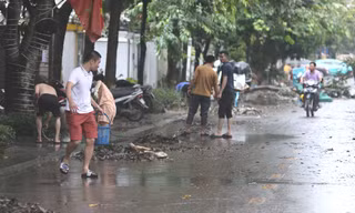 Người dân khu 'biệt thự triệu đô' vội vã dọn dẹp, khắc phục mưa lũ