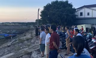 Vụ bé trai 4 tuổi mất tích: Phát hiện dép, cả trăm người tìm kiếm trong đêm