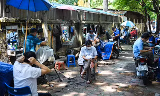 Người dân Hà Nội xếp hàng, chờ nhiều giờ để cắt tóc