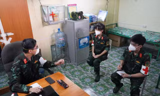 BS. Nguyễn Đức Hiếu cùng nhóm điều trị F0 tại nhà trao đổi chuyên môn. Ảnh: TTXVN