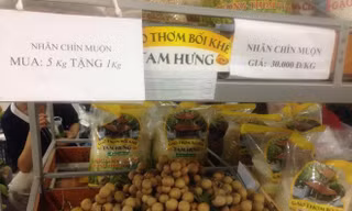 Nhãn chín muộn của huyện Hoài Đức (Hà Nội) có giá 30.000 đồng/kg vẫn ít người mua. Ảnh: Kiều Vui