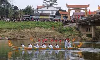 Nghìn người đổ xô đi xem đua thuyền rồng trên sông Ngàn Phố