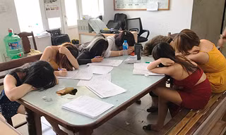 Nhiều cô gái có mặt trong quán karaoke dương tính với ma tuý. Ảnh: C.A.