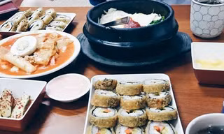 Bạn có thể thưởng thức gimbab tại quán ăn trên phố Ngọc Khánh, Ba Đình. Ảnh: Trang Thu