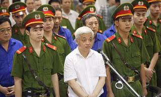 Bị cáo Nguyễn Đức Kiên và đồng phạm đứng trước vành móng ngựa. Ảnh: Doãn Tấn/TTXVN