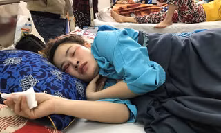 Như bị đánh trong quán bánh xèo sau khi lời qua tiếng lại với Khang