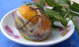 Thai phụ nguy kịch sau khi ăn trứng vịt lộn