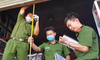 Đưa kẻ nghi đốt phòng giao dịch ngân hàng tại TP HCM tới thực nghiệm hiện trường