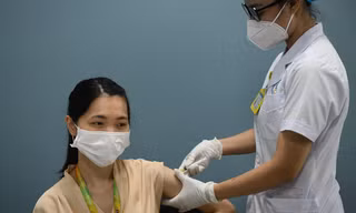 Một giáo viên tiêm cùng lúc 2 mũi vắc xin phòng COVID-19 cách nhau 10 phút
