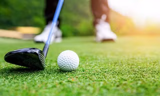 Phó cục trưởng Cục thuế Bình Định đi đánh golf tiếp xúc với F0 bị tạm đình chỉ công tác thêm 15 ngày. Ảnh minh họa