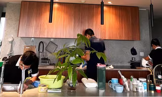 Chi chục triệu thuê người dọn nhà một lần ở Hà Nội, chủ được gấp từng cái áo
