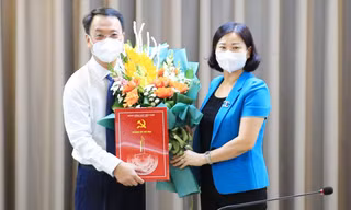 Phó Bí thư Thường trực Thành uỷ Hà Nội Nguyễn Thị Tuyến trao quyết định cho ông Trần Đình Cảnh