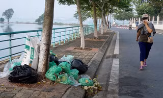 Hồ Tây từ xa xưa đã là thắng cảnh nổi tiếng đất Hà Thành với không gian mặt nước rộng hơn 500ha, được ví như lá phổi của Thủ đô. Nhưng những đống rác hôi thối được người dân xả bừa bãi bên con đường ven hồ làm xấu cảnh quan, gây ô nhiễm. Trong ảnh là một 