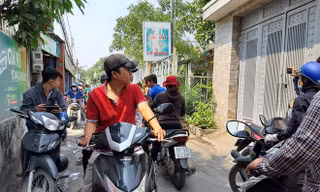 Người dân theo dõi công an khám nghiệm hiện trường