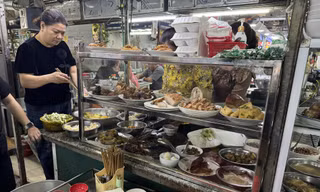 Khu chợ 'dưới lòng đất' ở Hà Nội, khách cầm 50 nghìn đồng ăn loạt món ngon