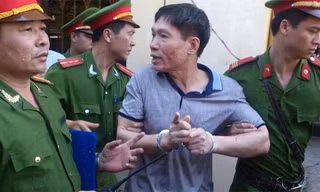 Dương Tự Trọng bị dẫn giải về Trại giam sau khi Tòa tuyên án chiều nay. Ảnh: Tuấn Nguyễn