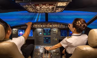 Người Hà Nội chi tiền triệu 'lái máy bay Airbus' cảm giác rung lắc như thật