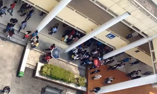 Khu vực xảy ra sự việc là nhà A4 khi nhiều sinh viên hoảng hốt đứng nhìn (Ảnh: nguồn FB)