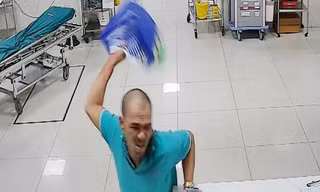 Ông Tú tấn công nhân viên y tế. Ảnh cắt từ clip. 