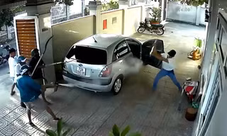 Người đàn ông áo trắng một mình cầm rựa chống trả lại