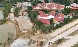 Cận cảnh bờ sông sạt lở, lấn vào ngôi đền hàng trăm năm tuổi ở Hà Tĩnh