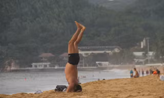 Người dân Quy Nhơn vui vẻ rủ nhau tắm biển sớm sau nhiều ngày giãn cách