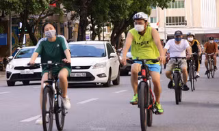 'Biển' người đổ ra tập thể dục chiều cuối tuần, hồ Gươm thành 'đường đua xe đạp'