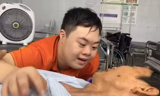 Câu hỏi của con trai mắc bệnh Down khiến cha đang nằm viện 'cười mãi không thôi'