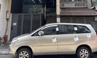 Ô tô đỗ chắn cửa vài ngày, chủ nhà ở Hà Nội tung chiêu 'dằn mặt'