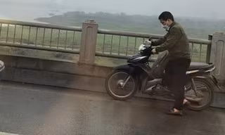 Bố đưa con gái đi học bị hỏng xe, mắc kẹt giữa cầu và cái kết ấm lòng