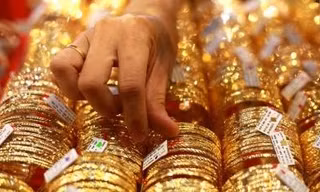 Lãi suất tăng, 'bom nợ' Evergrande giảm áp, khiến giới đầu tư vàng nghe ngóng 