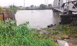 Thi thể nạn nhân được kéo vào bờ