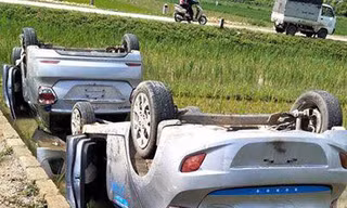 Hai taxi chở nhóm côn đồ bị người dân khiêng lật xuống ruộng