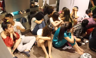 6 hotgirl thác loạn ma túy cùng hơn chục thanh niên trong quán karaoke
