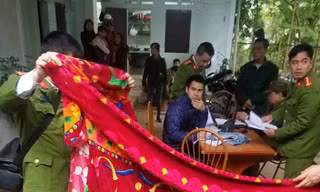 Công an khám nghiệm hiện trường, điều tra vụ án. Ảnh: Vietnamnet