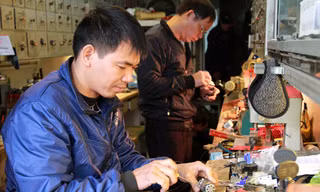 Anh Mười làm thợ khóa 25 năm, có thể mở tất cả các loại khóa