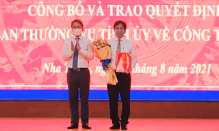 Bí thư Tỉnh uỷ Khánh Hoà Nguyễn Hải Ninh (bên trái ảnh) trao quyết định cho ông Hồ Văn Mừng. Ảnh Xuân Thành/Boá Khánh Hoà.