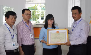 Lãnh đạo Điện lực Đà Nẵng trao giấy khen, tuyên dương hành động đẹp của chị Anh. Ảnh: Ngọc Lâm