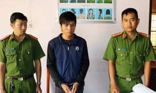 Hai thanh niên nhậu xong không trả tiền, chém luôn chủ quán