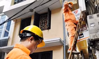 Đình chỉ công tác 2 công nhân ghi chỉ số công tơ điện