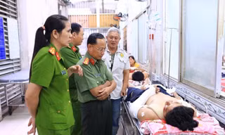 Công an tỉnh Bình Dương thăm hỏi, tặng quà hai người dân