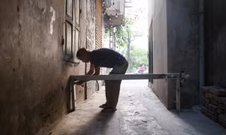Hà Nội: Dân ngõ nhỏ tự làm barie chắn xe qua lại trong giờ cao điểm